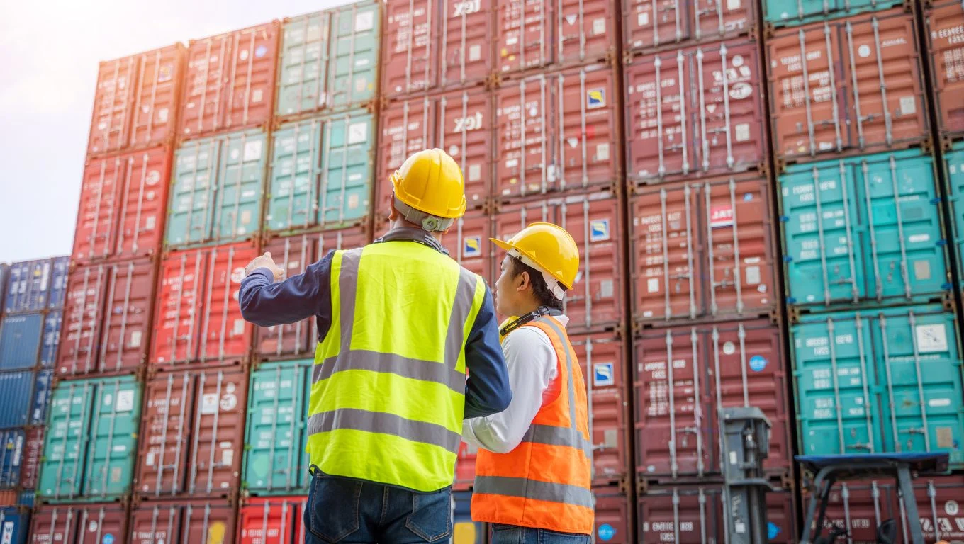 Contenedores etiquetados en el puerto