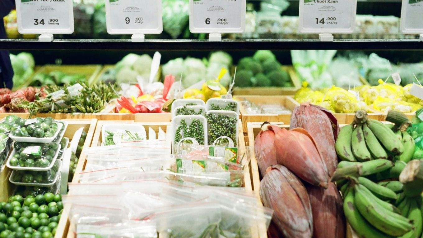 Frutas y verduras en una estantería de supermercado